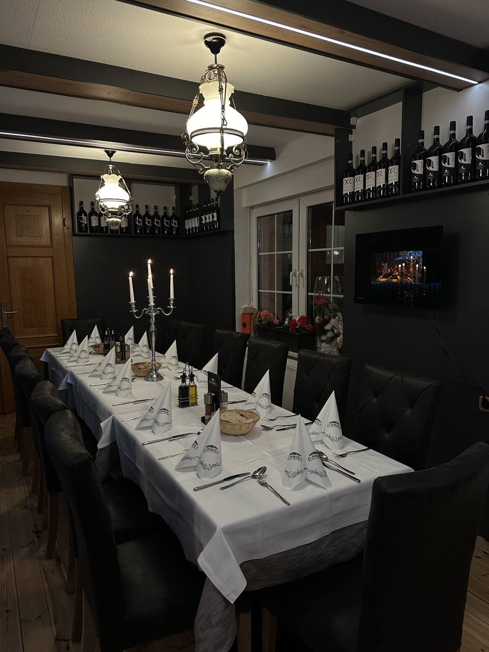 Eingedeckte Festtafel für eine Feier
