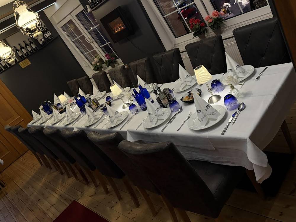 Festlich eingedeckte Tafel im Restaurant